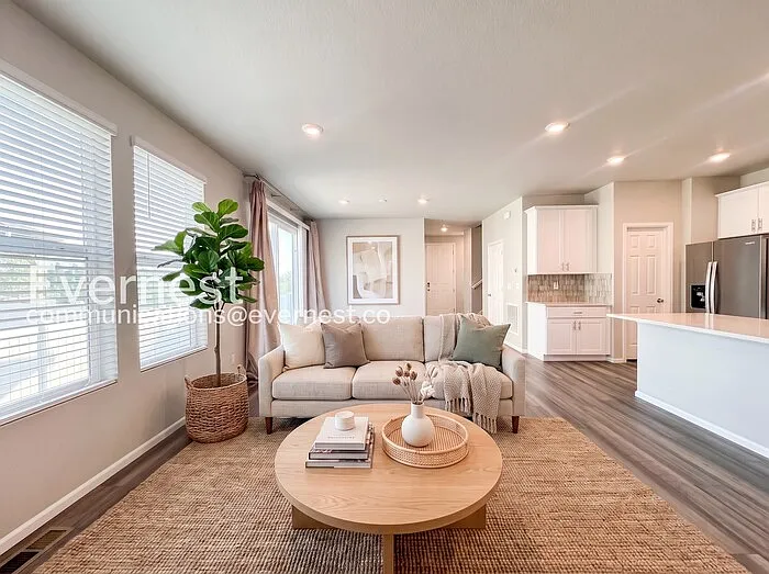 3 bed, 3.0 bath, 1976 sqft, $2,745 — Photo 4