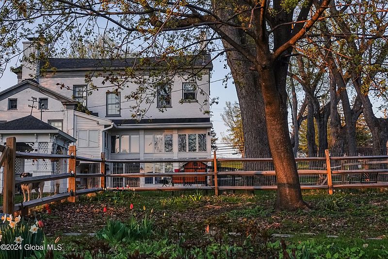 4th image of 839 Amsterdam Road