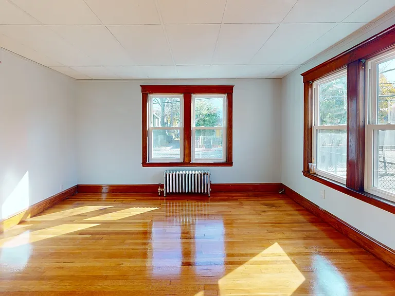 897 Canterbury St — Photo 3