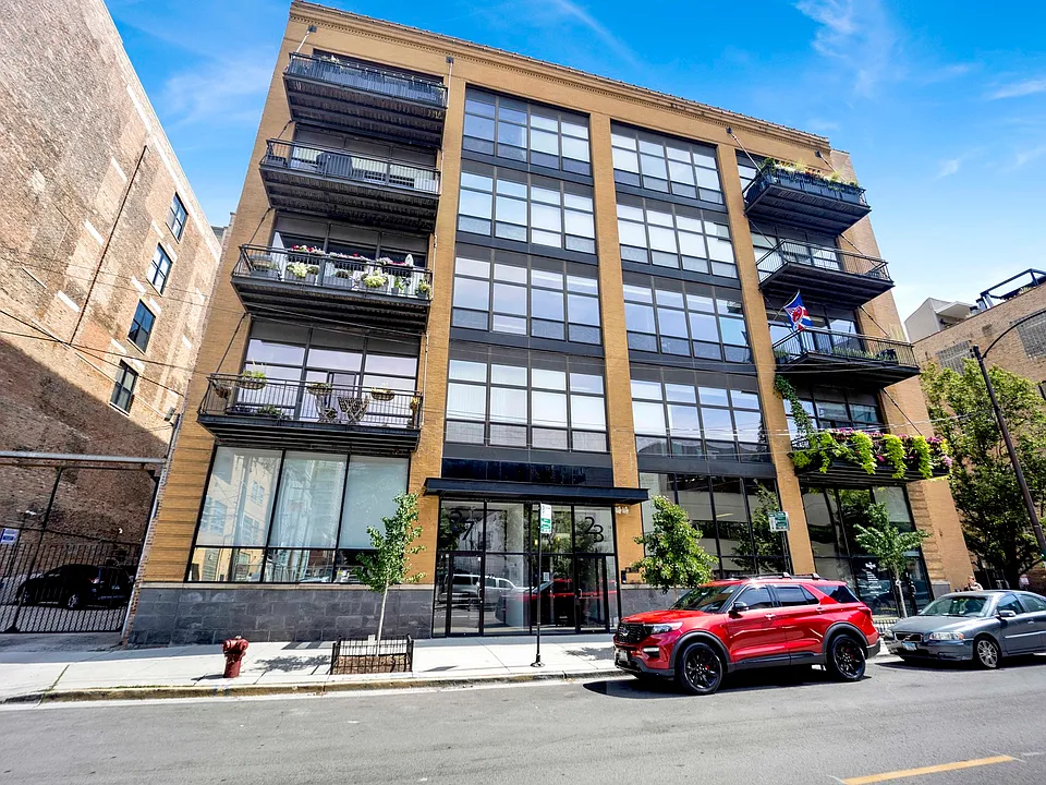 23 N Green St #303
