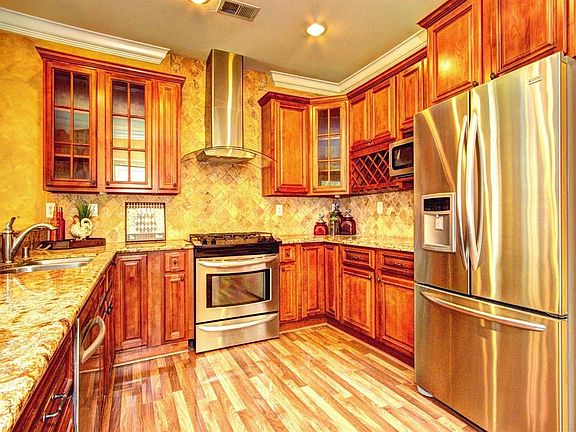 4th image of 707 Promenade Ln