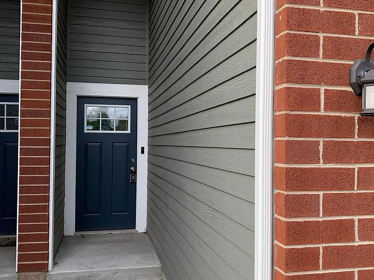 906 Gillespie Ln — Photo 2