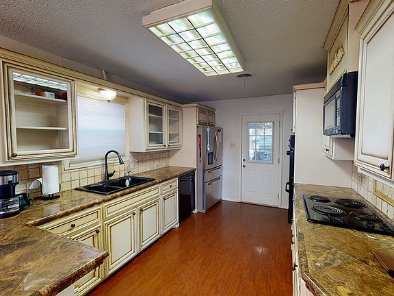 2nd image of 811 NW Avenue M Pl