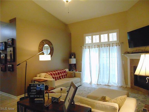 4th image of 1395 E Cross Creek Dr