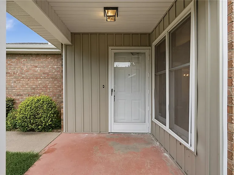 909 W Linden St — Photo 2