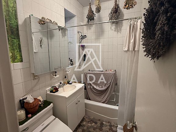5th image of 35-05 Ditmars Blvd #3RR