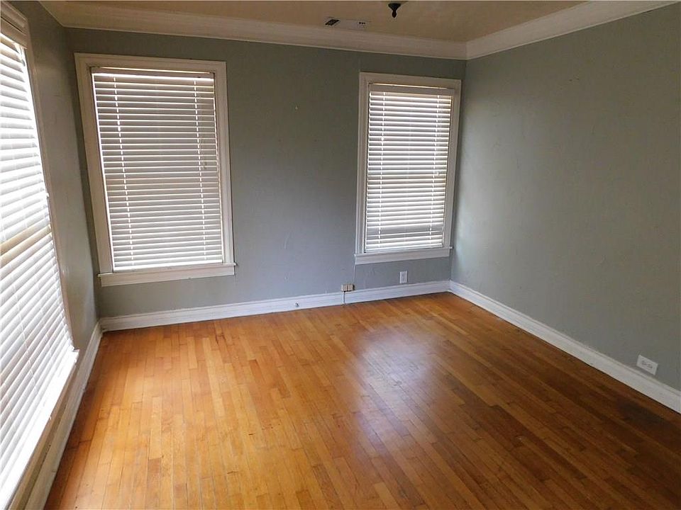 2nd image of 905 W Brockett St