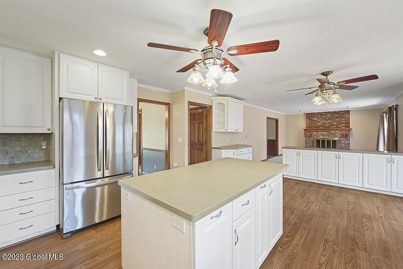 3rd image of 19 Stratford Drive