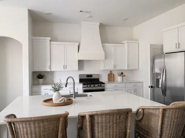 488 N Yona Ln — Photo 2