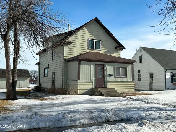726 Western Ave, Grafton, ND 58237