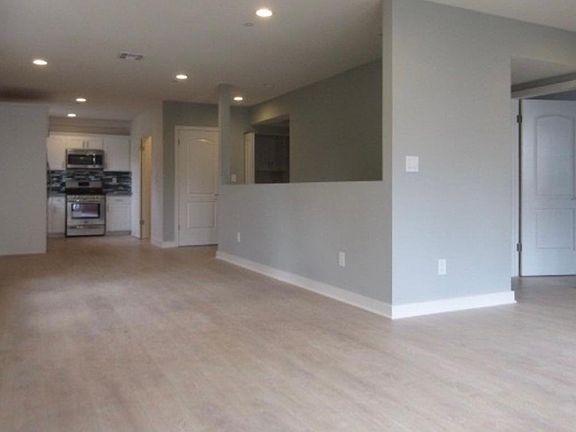 3rd image of 627 1/2 N Mariposa Ave