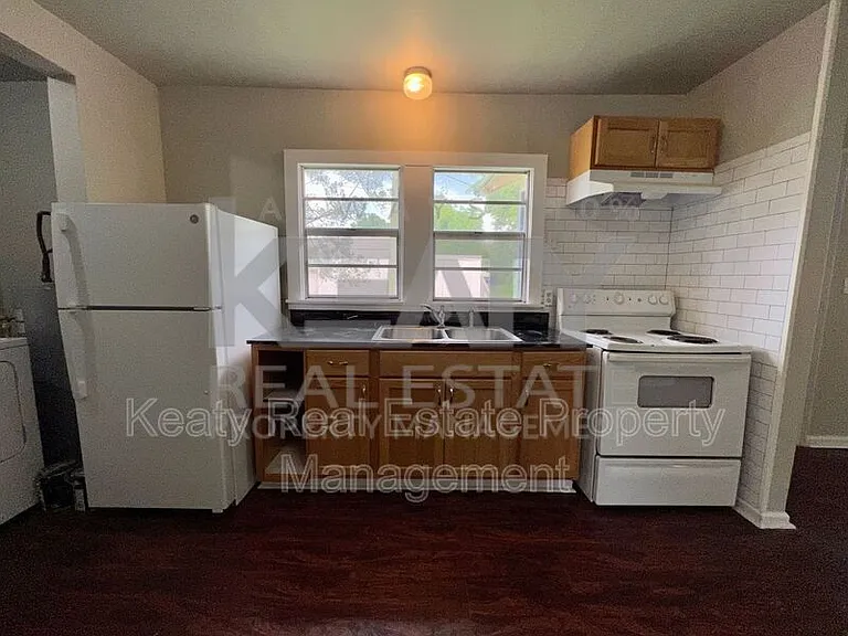 327 Stewart St — Photo 4