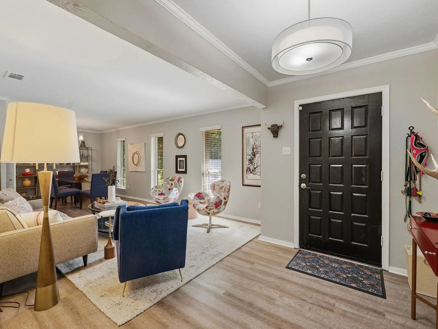 4 bed, 2.0 bath, 2362 sqft, $4,400 — Photo 2