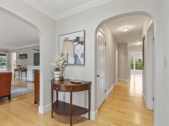 5th image of 179 Harwood Ave