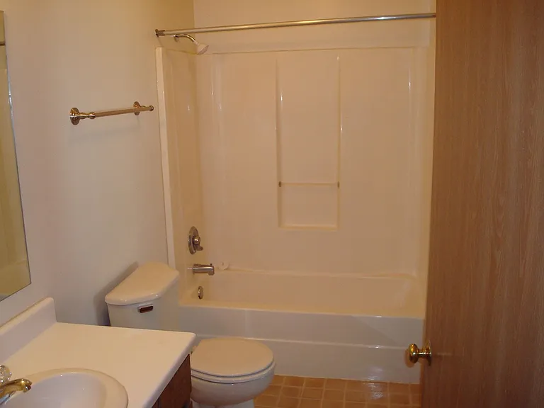 W156N11513 Pilgrim Rd — Photo 4
