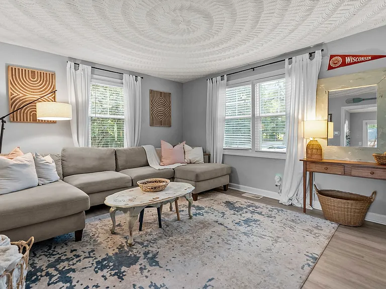 424 E Ocean Ave — Photo 4