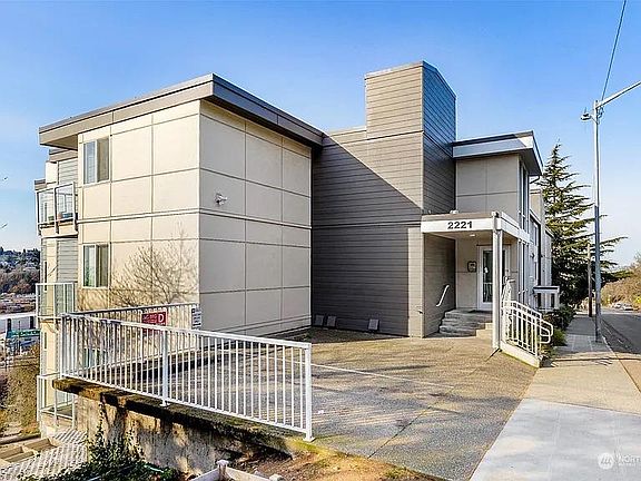 3rd image of 2221 Gilman Dr W APT 103