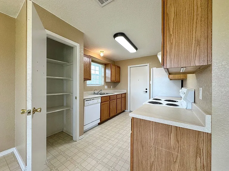 4404 Waterside Dr — Photo 9