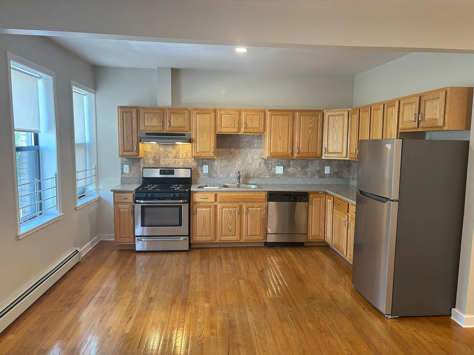 3 bed, 1200 sqft, $2,900 — Photo 3