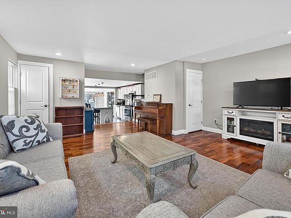 3rd image of 54 Hanover St