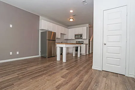 3 bed, 2.5 bath, 1400 sqft, $1,799 — Photo 3