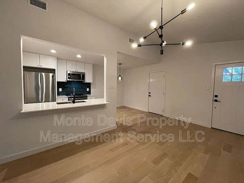 2 bed, 2.0 bath, 976 sqft, $1,900 — Photo 4