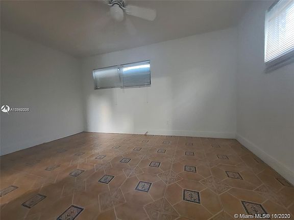 3rd image of 1919 Thomas St Unit 4