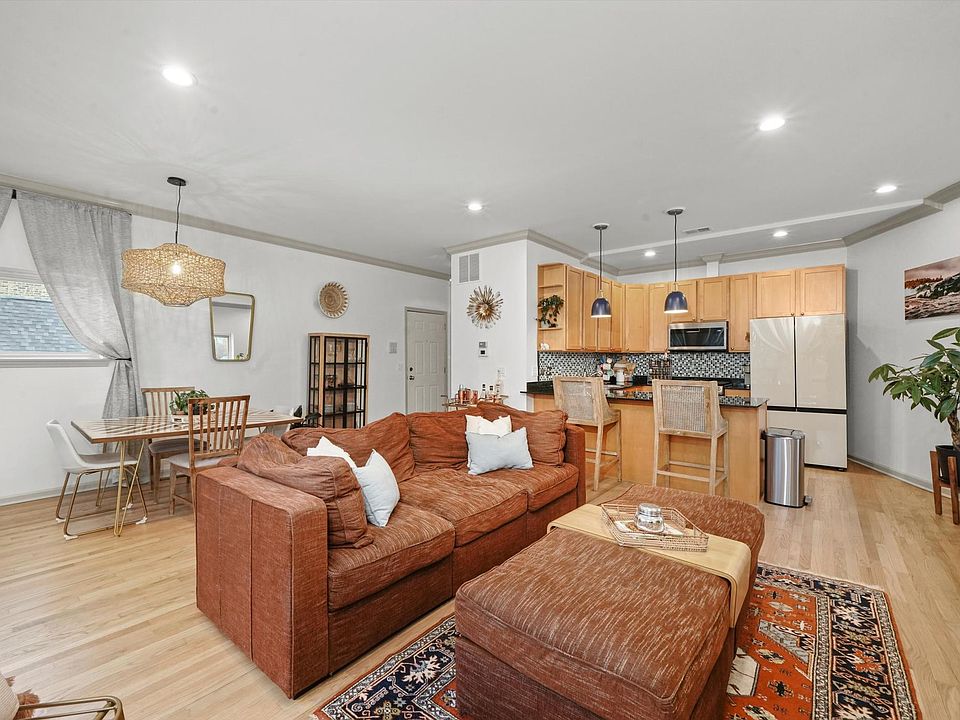 1st image of 2422 W Gunnison St APT 3