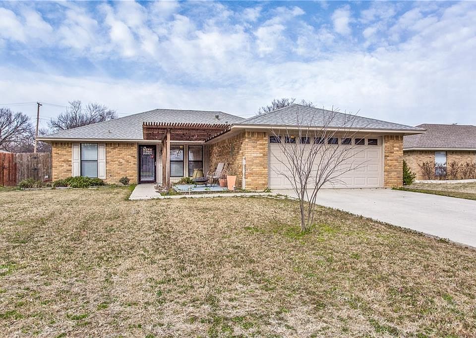 1st image of 521 Aspen Dr
