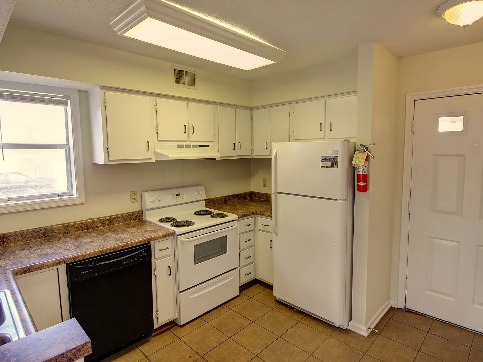 3 bed, 3.5 bath, 1700 sqft, $1,795 — Photo 3