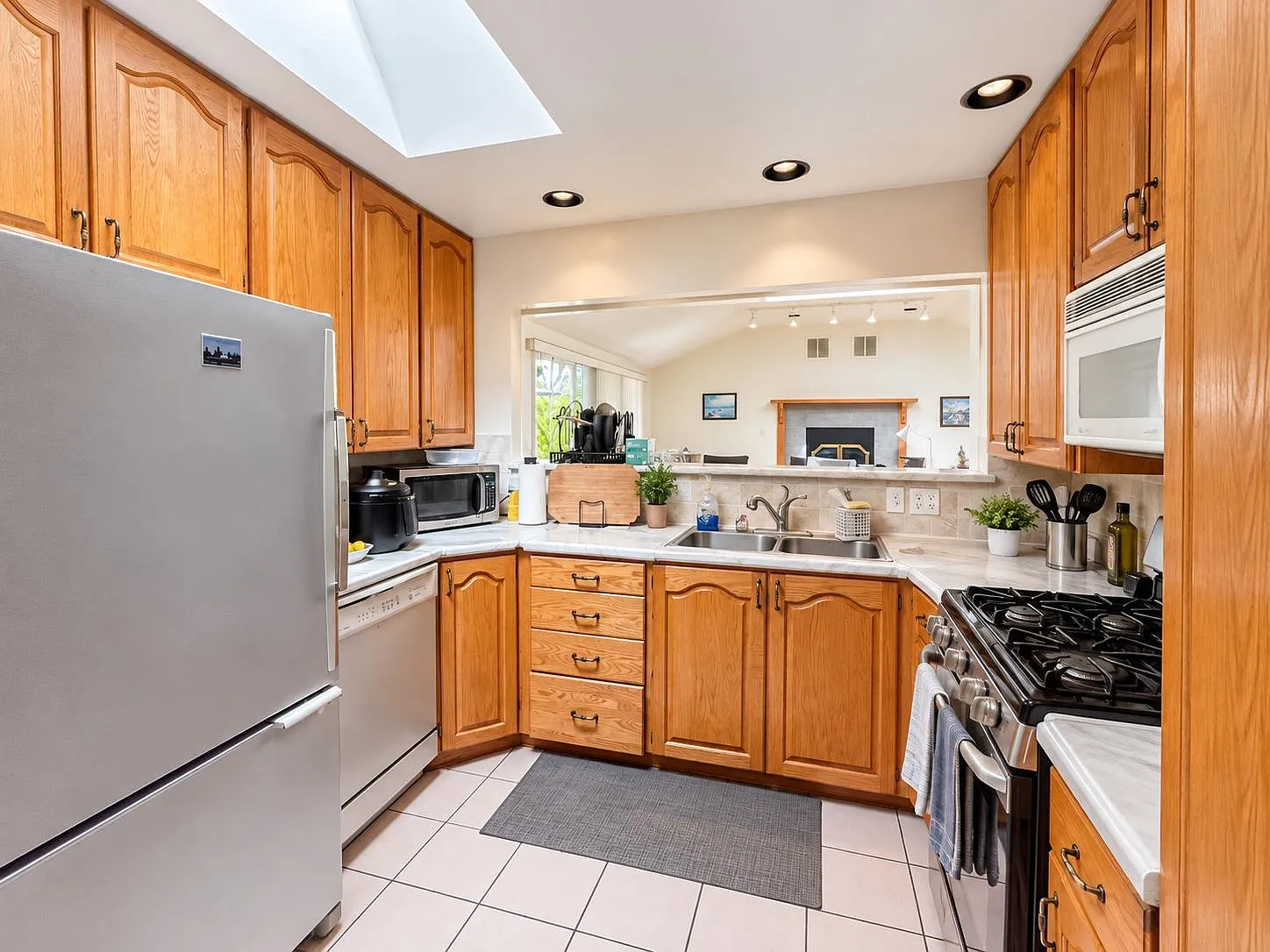 3 bed, 1639 sqft, $4,850 — Photo 4