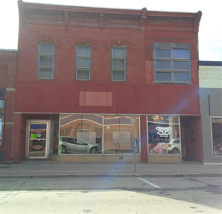 4 bed, $1,600 — Photo 1