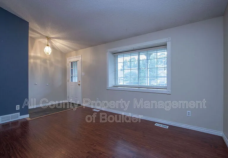2124 Stuart St — Photo 5