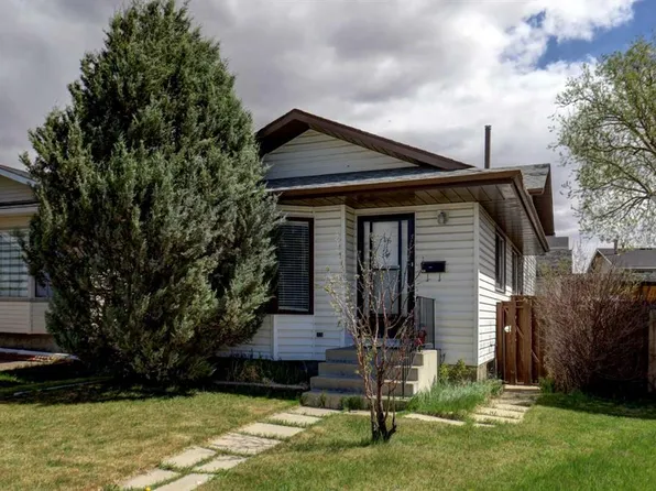 16 W Martingrove Mews NE, Calgary, AB T3J 2S9