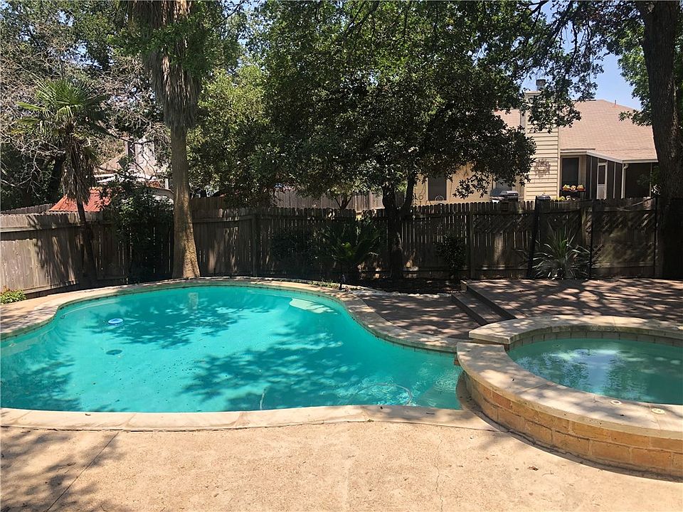 2nd image of 1904 Oak Hollow Dr