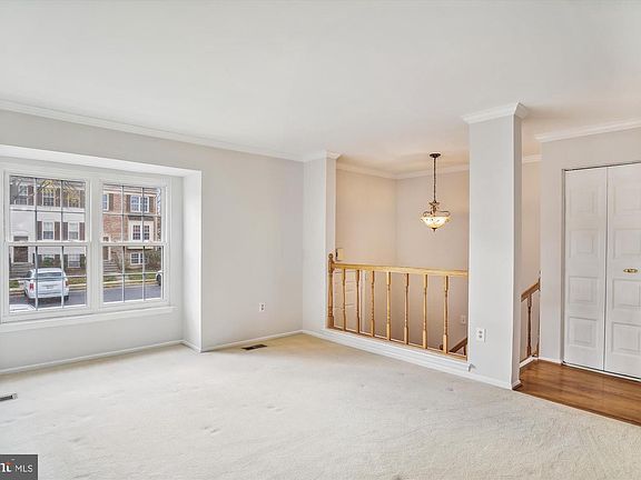 4th image of 844 Ivy League Ln Unit 4-20