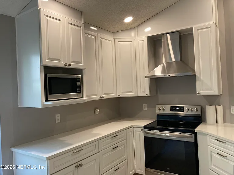 8150 Loch Lomond Ln — Photo 3
