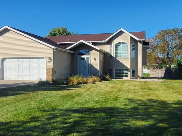 3215 44th Ave S, Fargo, ND 58104