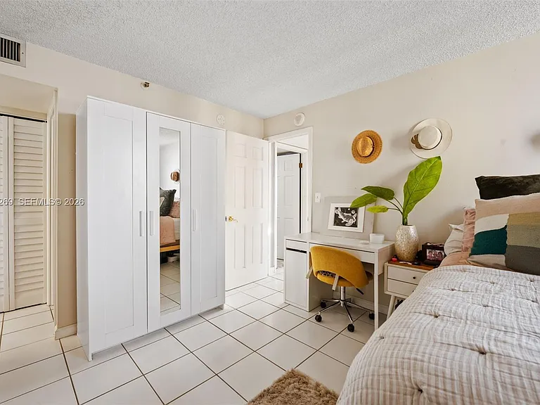 2555 Collins Ave #1002 — Photo 15