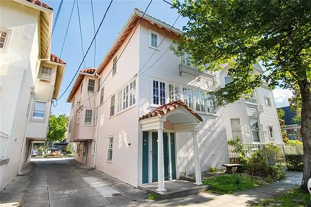4809 Carondelet St — Photo 1