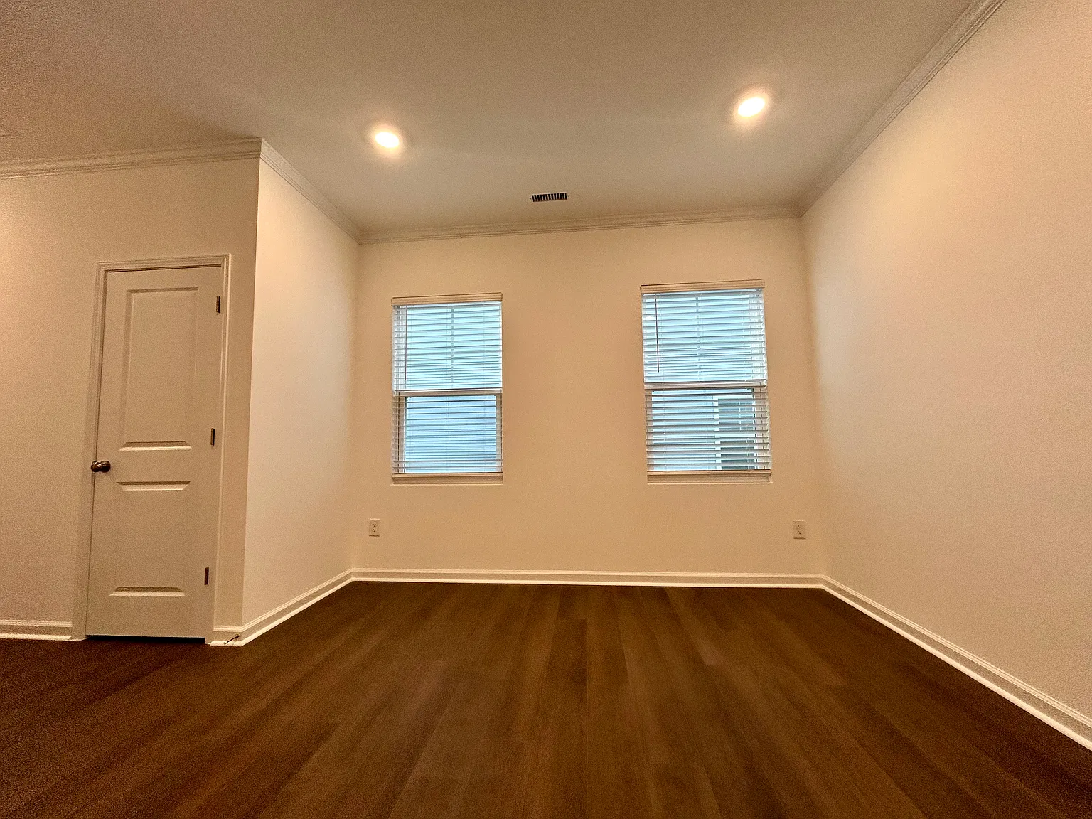 5 bed, 2375 sqft, $2,300 — Photo 4