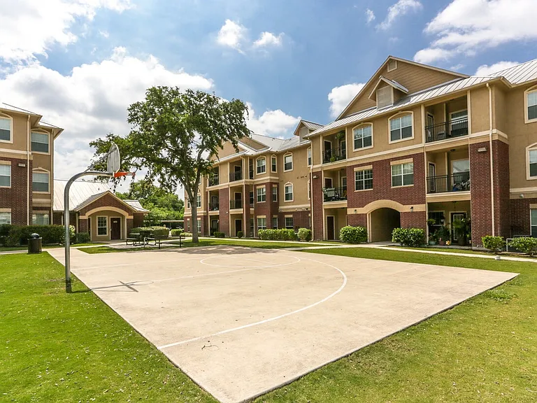 Woodlawn Ranch Apartments — Photo 20