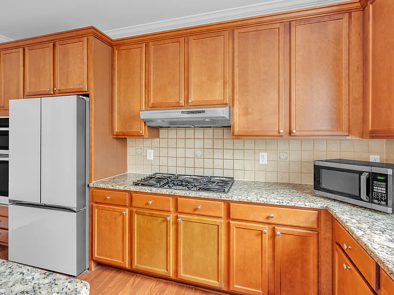 240 Seymour Pl — Photo 8