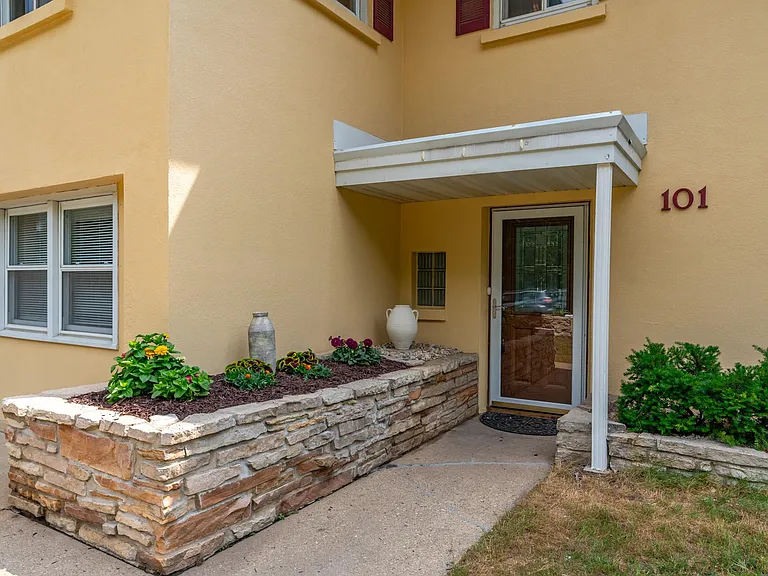 101 N Rosa Rd — Photo 2