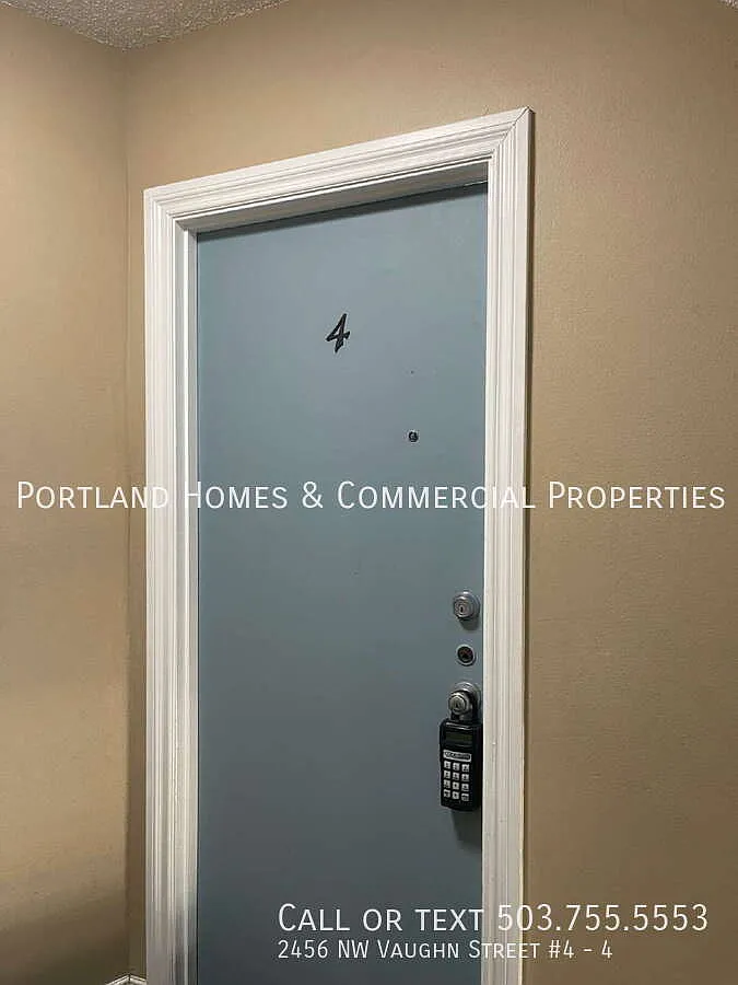 Spacious 3-Bedroom, 2-Bathroom Apartment with **Portable AC Unit Included** in NW Portland — Photo 2