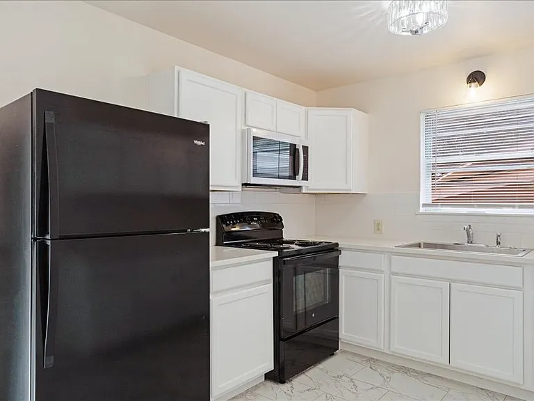 1924 Jones Cir — Photo 11