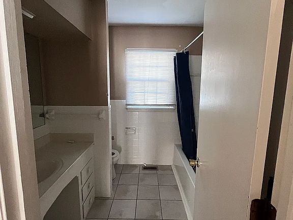 4th image of 3030 Chippewa Dr