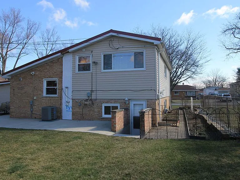 734 N Neva Ave — Photo 17
