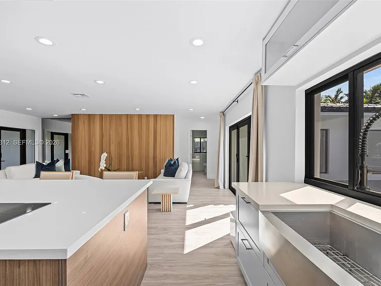 116 W 1st Ct — Photo 14