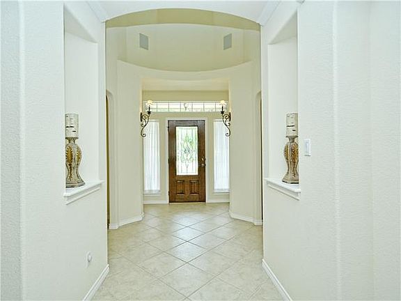 4th image of 705 Heritage Oaks Bnd